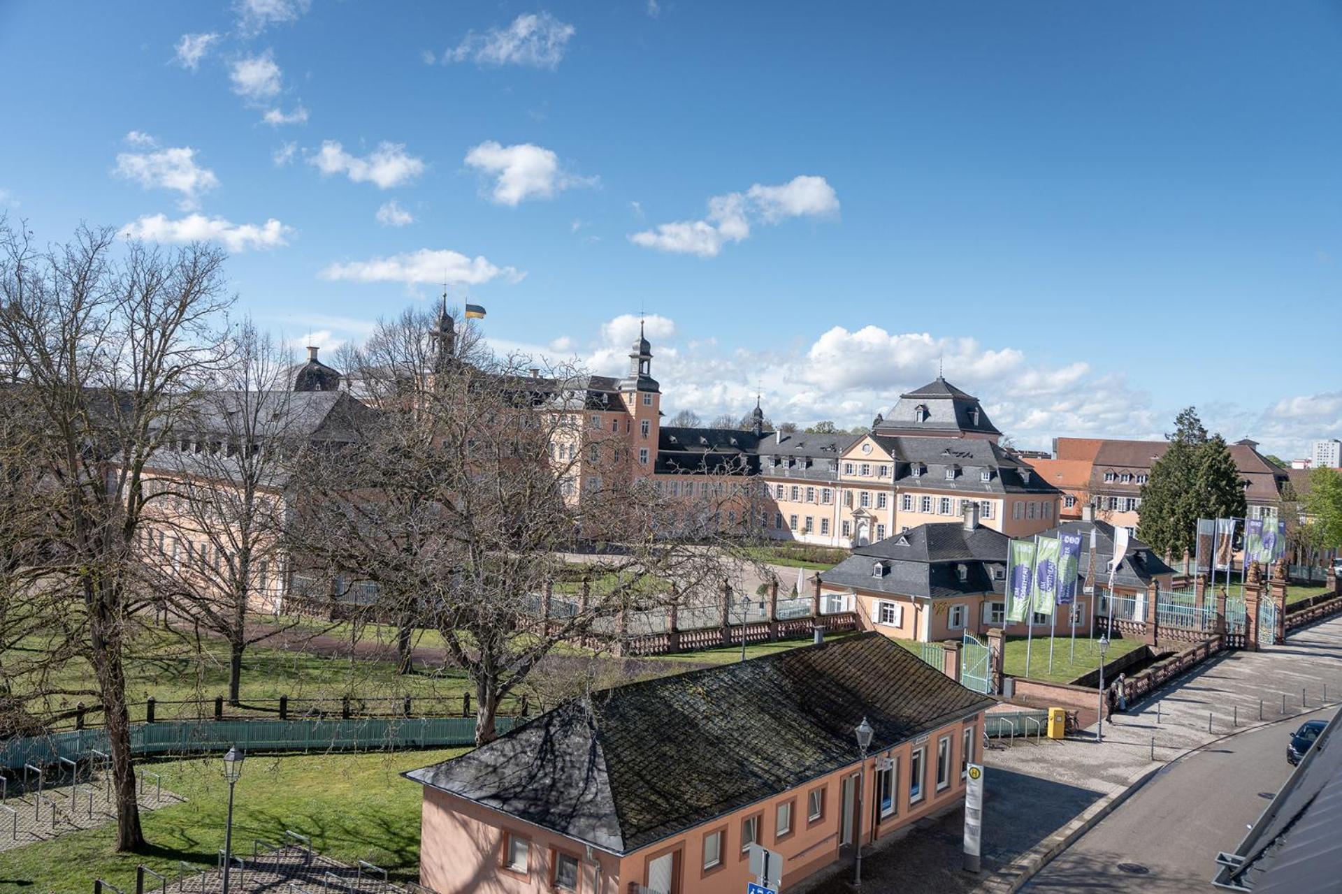Gaestehaus Am Schloss Отель Шветцинген
